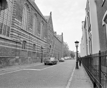 78592 Gezicht in de Agnietenstraat te Utrecht met links het Centraal Museum (Agnietenstraat 1) en rechts het Willem ...